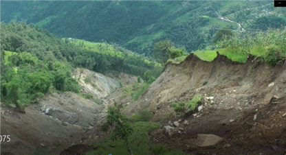 पहिरोका कारण बस्ती जोखिममा, ११ घर पुरिए