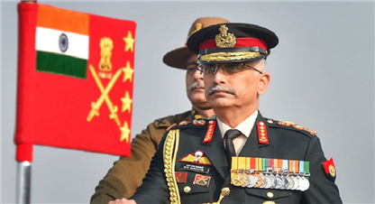 नेपाली सेनाको मानार्थ महारथीको दर्ज्यानी चिन्ह ग्रहण गर्दै भारतीय सेनाध्यक्ष नरवणे