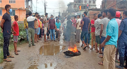 सडक मर्मतको माग गर्दै जनकपुरधाममा प्रदर्शन