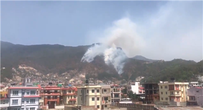 हेलिकोप्टरबाट पानी हालेर निभाईदैँ शिवपुरीमा लागेको आगो !